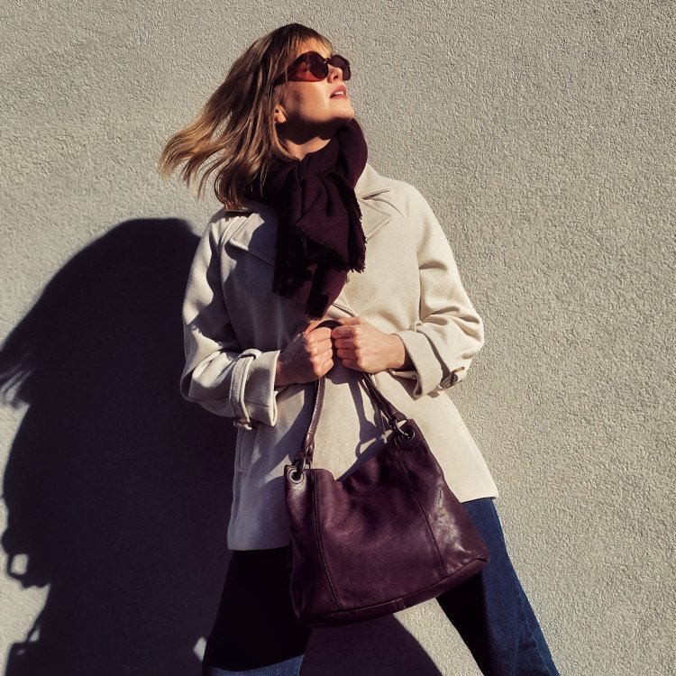 Kožená kabelka cez rameno s bočnými vreckami Noelia Bolger materiál kože zapínanie na zips farba hnedá veľkosť stredná NB 2063 H Lifestyle