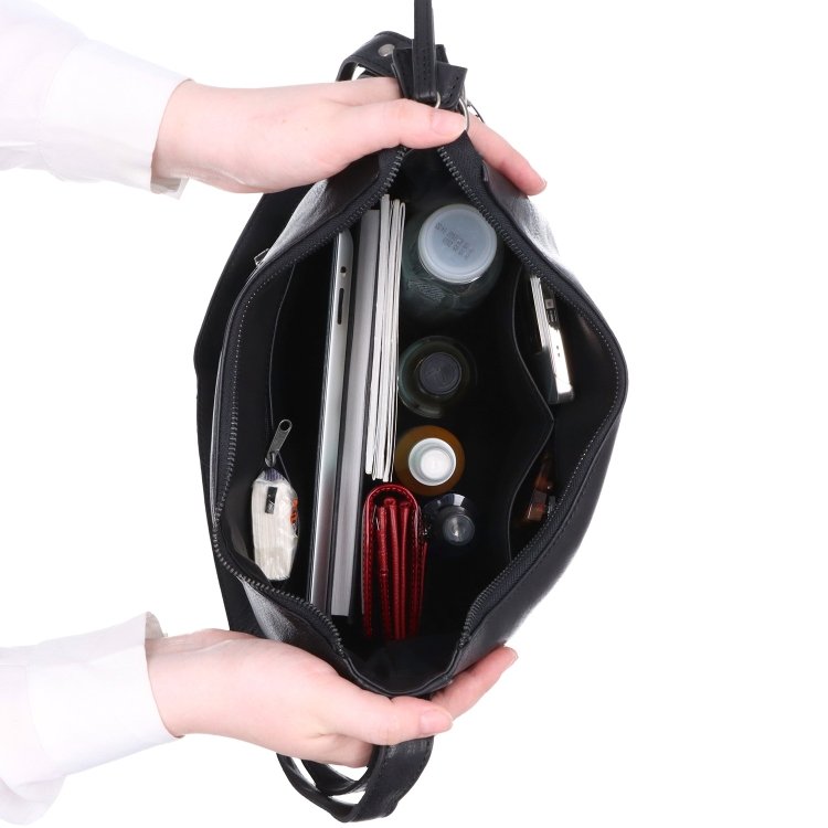 Kožená crossbody kabelka s moderným príveskom Noelia Bolger materiál kože zapínanie na zips farba čierna veľkosť stredná NB 3106 C Vnútro