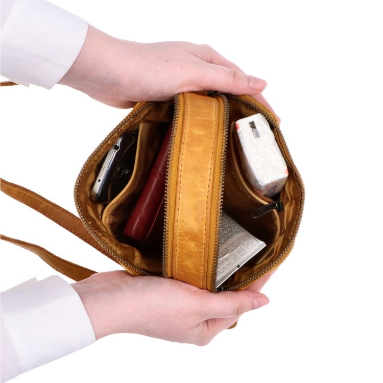 Kvalitná kožená crossbody kabelka Noelia Bolger materiál kože zapínanie na zips farba žltá veľkosť malá NB 2408 ZLU Vnútro