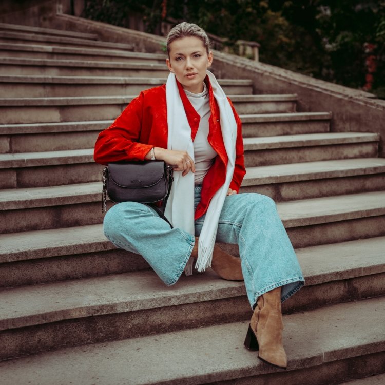 Štýlová crossbody kabelka s chlopňou Le Sands materiál syntetická koža zapínanie s chlopňou farba čierna veľkosť malá 7730 C Lifestyle
