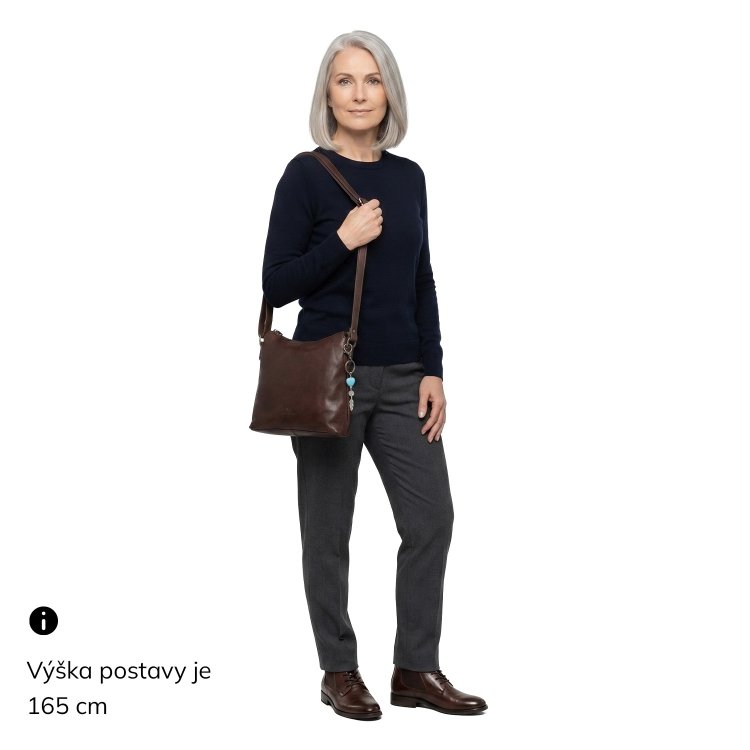 Kožená crossbody kabelka s príveskom Noelia Bolger materiál kože zapínanie na zips farba hnedá veľkosť malá NB 3100 H Na postave