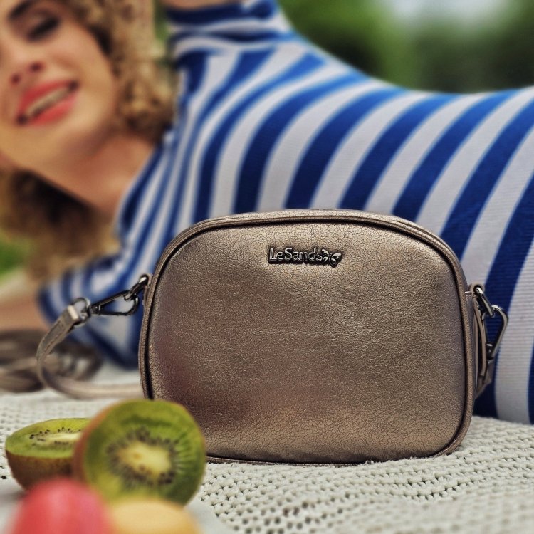 Malá crossbody kabelka s odopínateľným popruhom Le Sands materiál syntetická koža zapínanie na zips farba metalíza veľkosť malá 4370 BR Lifestyle