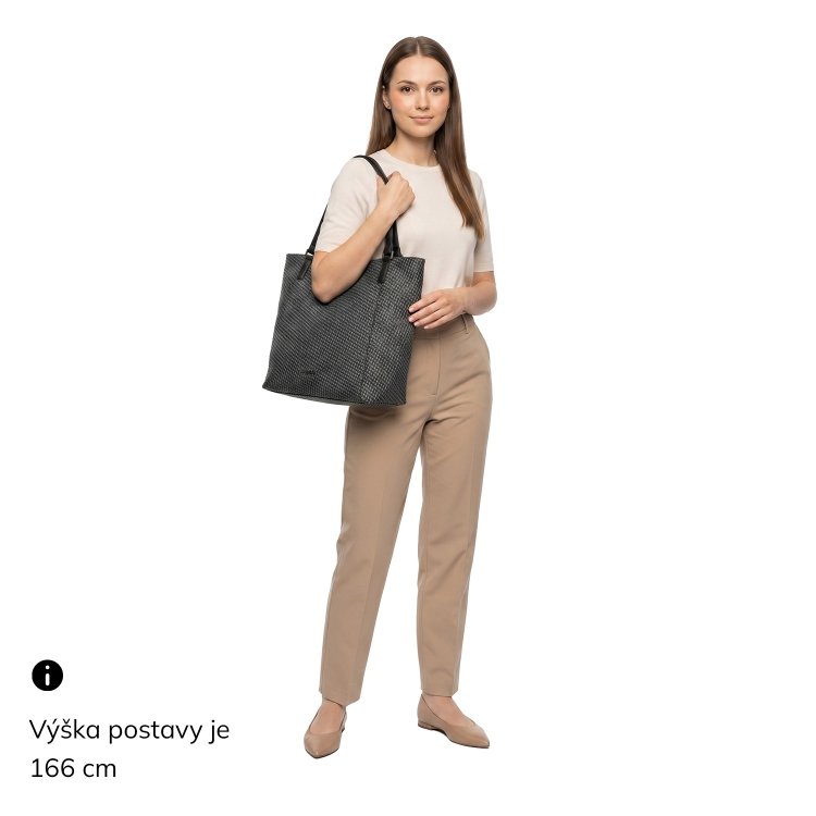 Priestranná shopperka ve štýle straw Le Sands materiál syntetická koža zapínanie na zips farba čierna veľkosť veľká 4620 C Na postave