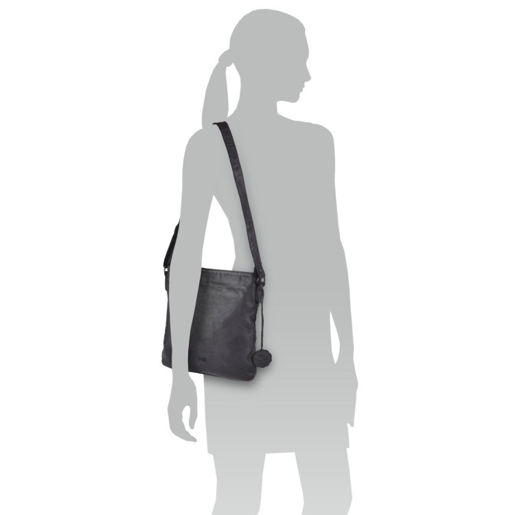 Kožená crossbody kabelka vo vintage štýle Noelia Bolger materiál kože zapínanie na zips farba čierna veľkosť malá NB 2001 C Na postave