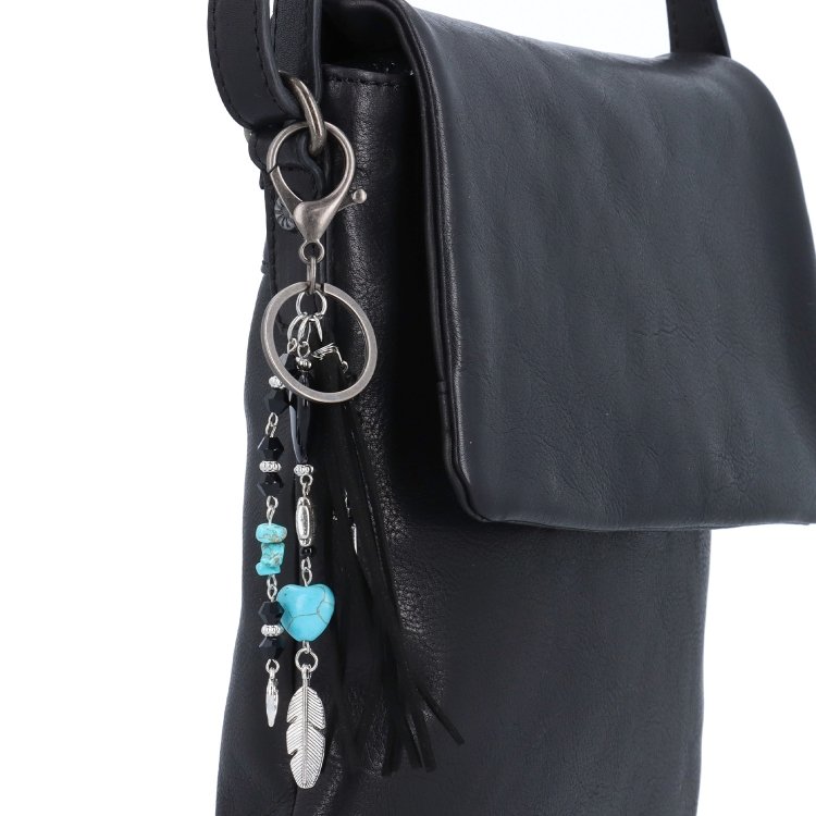 Kožená crossbody kabelka s chlopňou a príveskom Noelia Bolger materiál kože zapínanie s chlopňou farba čierna veľkosť malá NB 3108 C Na postave