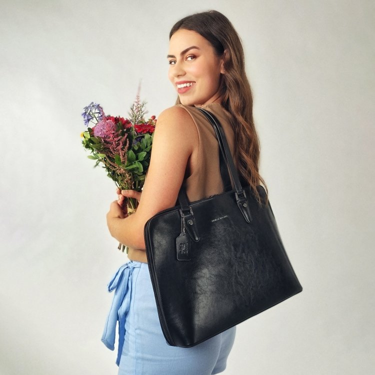 Elegantná kožená kabelka Noelia Bolger materiál kože zapínanie na zips farba čierna veľkosť veľká NB 0057 C Lifestyle