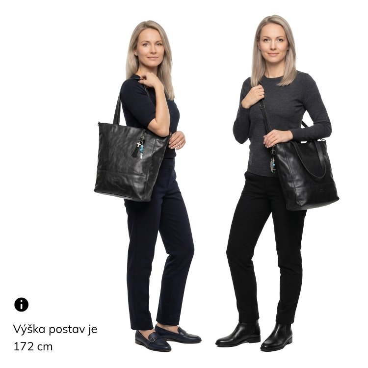 Priestranná kožená kabelka s príveskom Noelia Bolger materiál kože zapínanie na zips farba čierna veľkosť veľká NB 3102 C Na postave