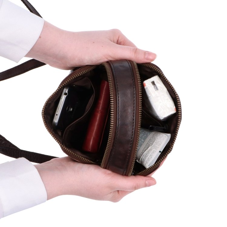Kvalitná kožená crossbody kabelka Noelia Bolger materiál kože zapínanie na zips farba hnedá veľkosť malá NB 2408 H Vnútro