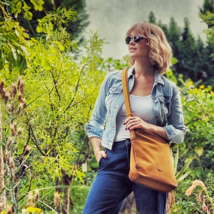 Stredná jednoduchá crossbody kabelka Indee materiál syntetická koža zapínanie na zips farba žltá veľkosť stredná 6317 ZLU Lifestyle