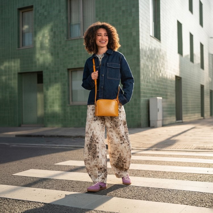 Luxusná malá kožená crossbody kabelka Noelia Bolger materiál kože zapínanie na zips farba žltá veľkosť malá NB 0080 ZLU Lifestyle