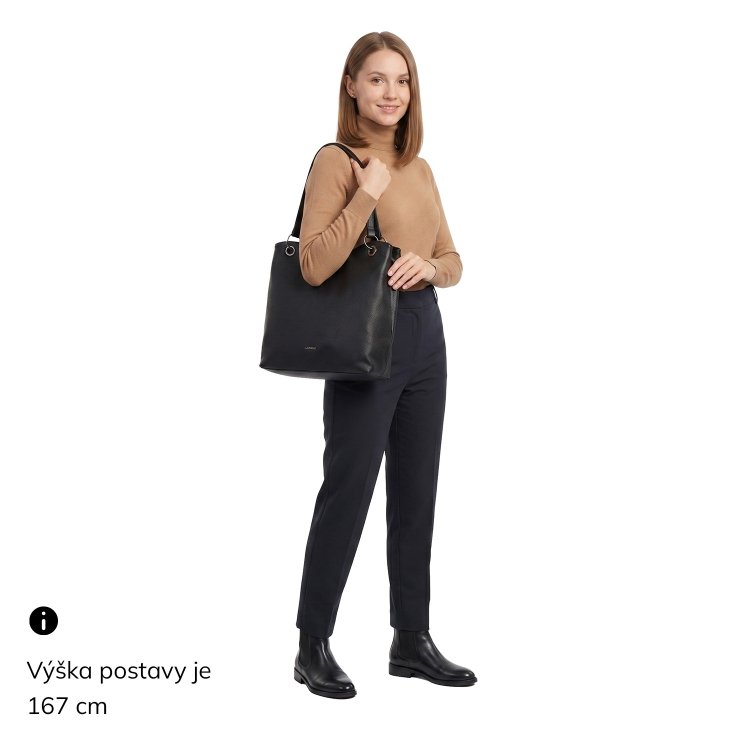 Mestská kabelka cez rameno s čistým dizajnom Carmelo materiál syntetická koža zapínanie na zips farba čierna veľkosť veľká 4604 C Na postave