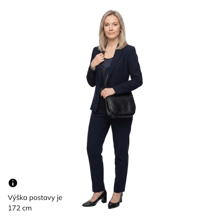 Elegantná kožená crossbody kabelka s chlopňou Noelia Bolger materiál kože zapínanie s chlopňou farba čierna veľkosť malá NB 0117 C Na postave