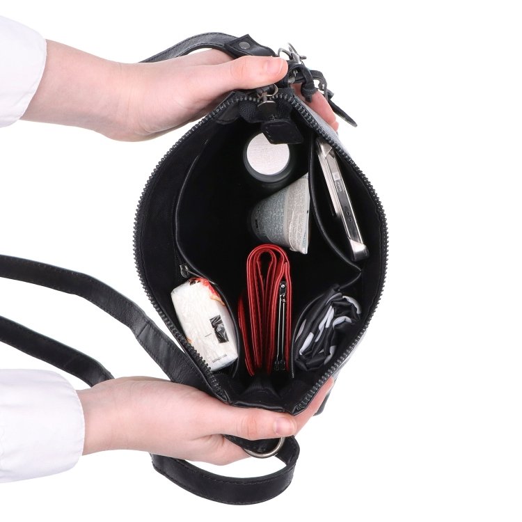 Kožená crossbody kabelka s príveskom Noelia Bolger materiál kože zapínanie na zips farba čierna veľkosť malá NB 3100 C Vnútro