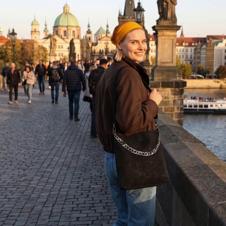 Štýlová kabelka s odnímateľným ozdobným príveskom Carmelo materiál syntetická koža zapínanie na zips farba čierna veľkosť stredná 4659 C Lifestyle