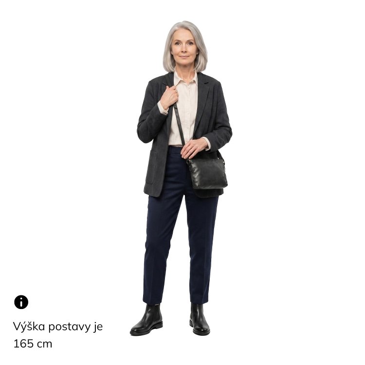 Kožená crossbody s čistými líniami Noelia Bolger materiál kože zapínanie na zips farba čierna veľkosť malá NB 2414 C Na postave