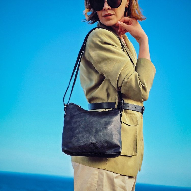 Kožená crossbody kabelka s moderným dizajnom Noelia Bolger materiál kože zapínanie na zips farba čierna veľkosť malá NB 2400 C Lifestyle