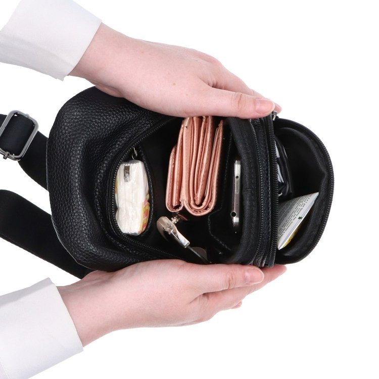 Moderná taška na telo zo syntetického materiálu Carmelo materiál syntetická koža zapínanie na zips farba čierna veľkosť malá 4364 C Vnútro