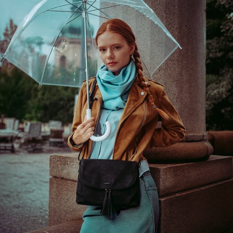 Štýlová crossbody kabelka s praktickou klopou Carmelo materiál syntetická koža zapínanie na zips farba čierna veľkosť malá 4661 C Lifestyle