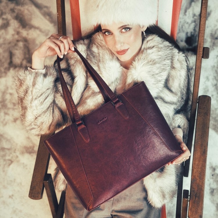 Priestranná shopper kabelka s ozdobnou šatkou Le Sands materiál syntetická koža zapínanie na zips farba vínová veľkosť veľká 7705 BO Lifestyle