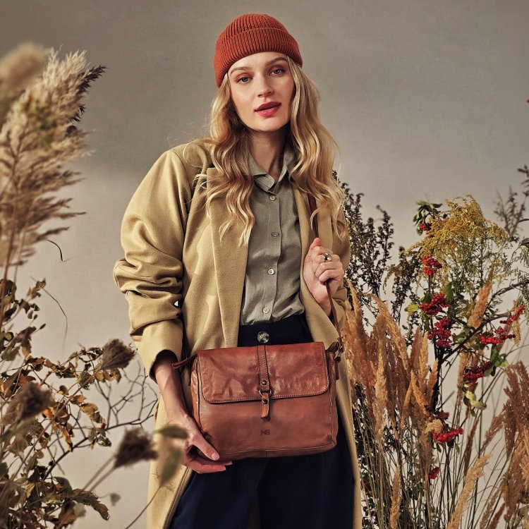 Kožená crossbody kabelka s chlopňou Noelia Bolger materiál kože zapínanie s chlopňou farba koňaková veľkosť stredná NB 2416 KO Lifestyle