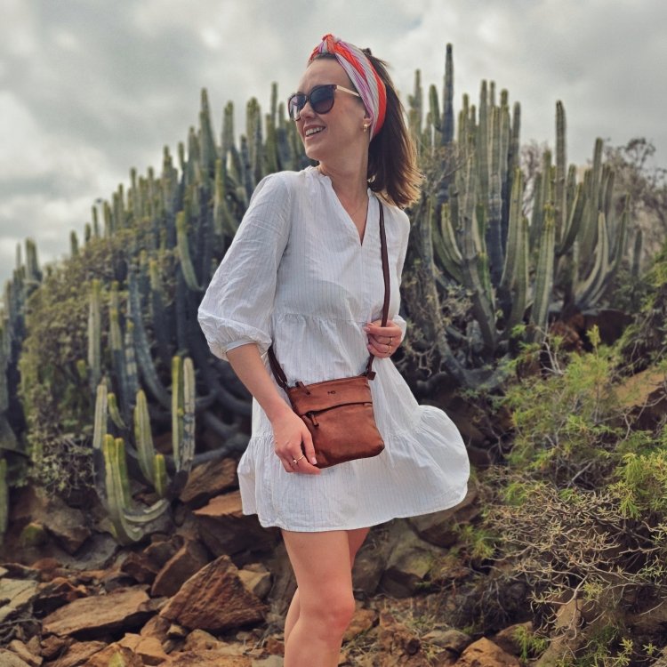 Malá kožená crossbody so zapínaním na zips Noelia Bolger materiál kože zapínanie na zips farba koňaková veľkosť malá NB 2090 KO Lifestyle