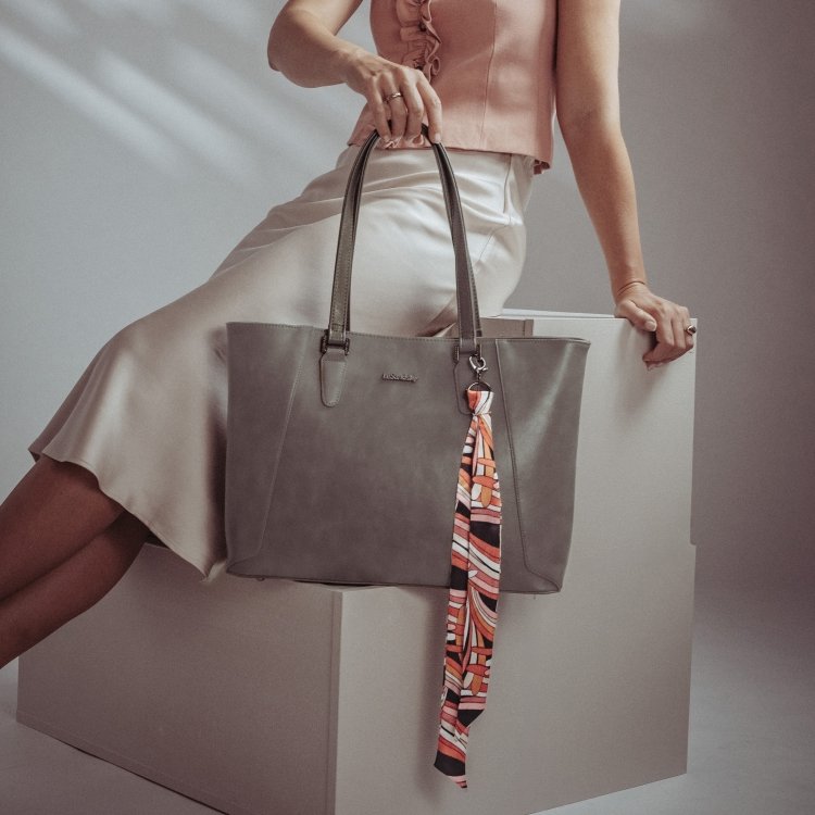 Priestranná shopper kabelka s ozdobnou šatkou Le Sands materiál syntetická koža zapínanie na zips farba taupe veľkosť veľká 7705 T Lifestyle