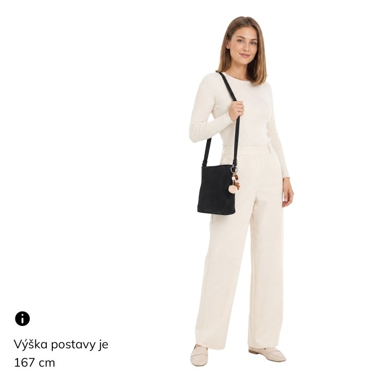 Praktická crossbody kabelka s odnímateľným príveskom Carmelo materiál syntetická koža zapínanie na zips farba čierna veľkosť malá 4662 C Na postave