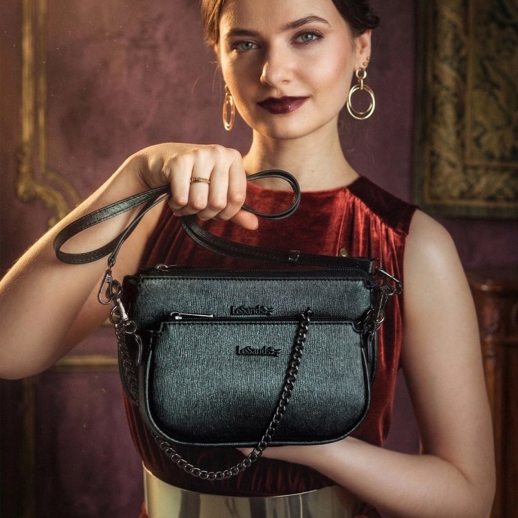 Crossbody kabelka s odnímateľnou kapsičkou a retiazkou Le Sands materiál syntetická koža zapínanie na zips farba čierna veľkosť malá 4609 C Lifestyle