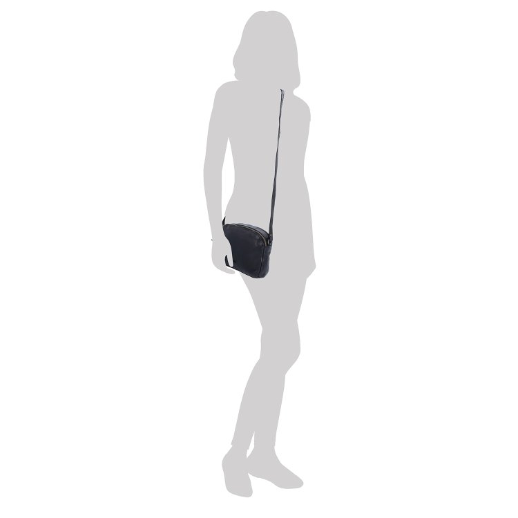 Kvalitná kožená crossbody kabelka Noelia Bolger materiál kože zapínanie na zips farba čierna veľkosť malá NB 2408 C Na postave
