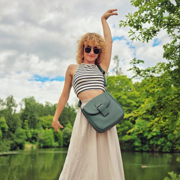 Syntetická crossbody kabelka s výraznou sponou Carmelo materiál syntetická koža zapínanie s chlopňou farba zelená veľkosť stredná 4363 TZE Lifestyle