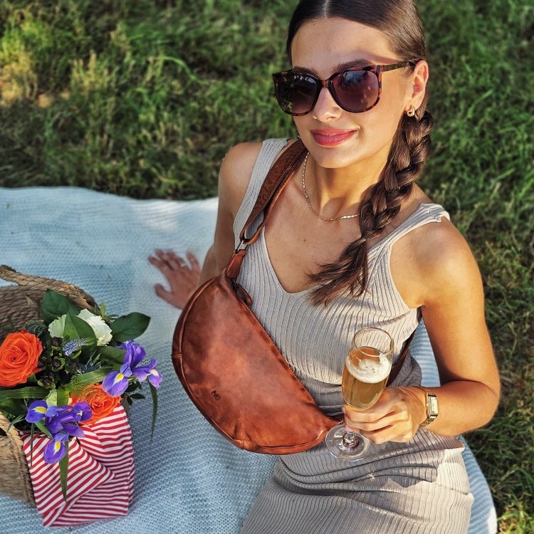 Malá kožená moonbag kabelka Noelia Bolger materiál kože zapínanie na zips farba koňaková veľkosť malá NB 2411 KO Lifestyle