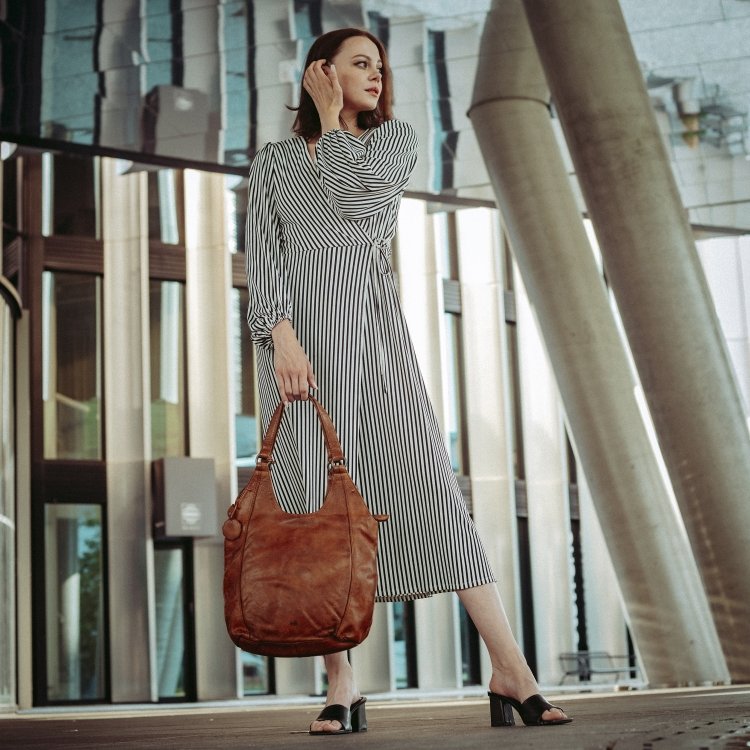 Elegantná kožená shopper kabelka s prešívaním Noelia Bolger materiál kože zapínanie na zips farba koňaková veľkosť stredná NB 2044 KO Lifestyle
