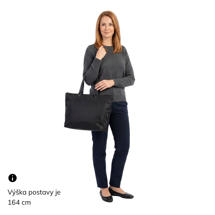 Dizajnová biznis taška cez rameno Carmelo materiál nylon zapínanie na zips farba čierna veľkosť veľká 6610 C LE Na postave