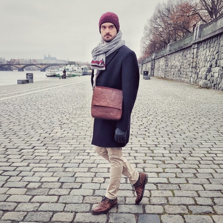 Kožená crossbody s chlopňou Poyem materiál kože zapínanie s chlopňou farba koňaková veľkosť stredná 2207 Poyem KO Lifestyle
