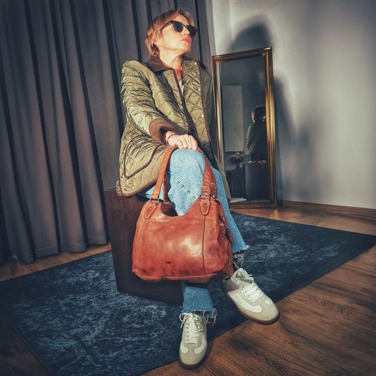 Kožená kabelka cez rameno s prešívaním a vreckami Noelia Bolger materiál kože zapínanie na zips farba koňaková veľkosť malá NB 2088 KO Lifestyle