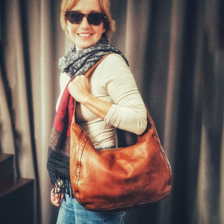 Kožená kabelka cez rameno v tvare polmesiaca Noelia Bolger materiál kože zapínanie na zips farba koňaková veľkosť stredná NB 2410 KO Lifestyle