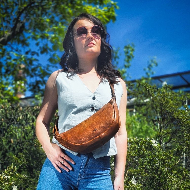 Kožená moonbag kabelka cez rameno Noelia Bolger materiál kože zapínanie na zips farba koňaková veľkosť malá NB 2412 KO Lifestyle