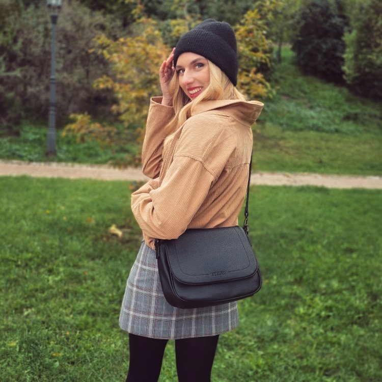 Dámska crossbody kabelka s jemnou štruktúrou Carmelo materiál syntetická koža zapínanie s chlopňou farba čierna veľkosť stredná 4361 C Lifestyle