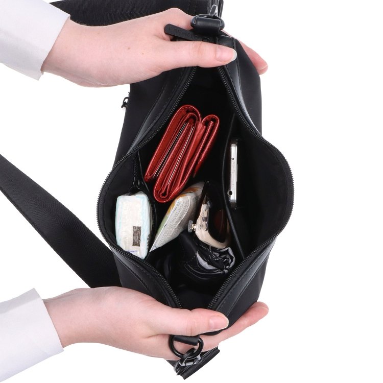 Malá kabelka so zaobleným tvarom Carmelo materiál nylon zapínanie na zips farba červená veľkosť malá 6602 CV Vnútro