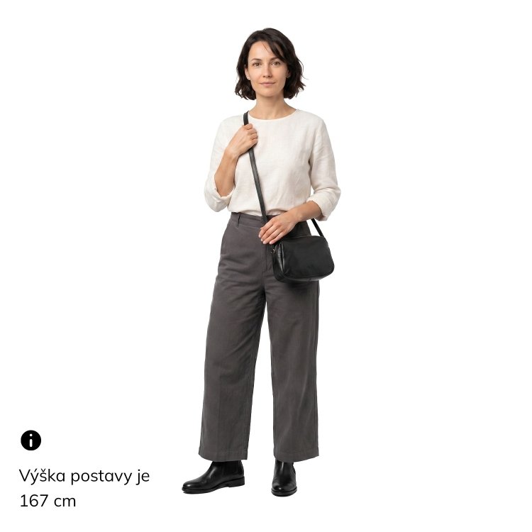 Minimalistická kožená crossbody kabelka Noelia Bolger materiál kože zapínanie na zips farba čierna veľkosť malá NB 2417 C Na postave