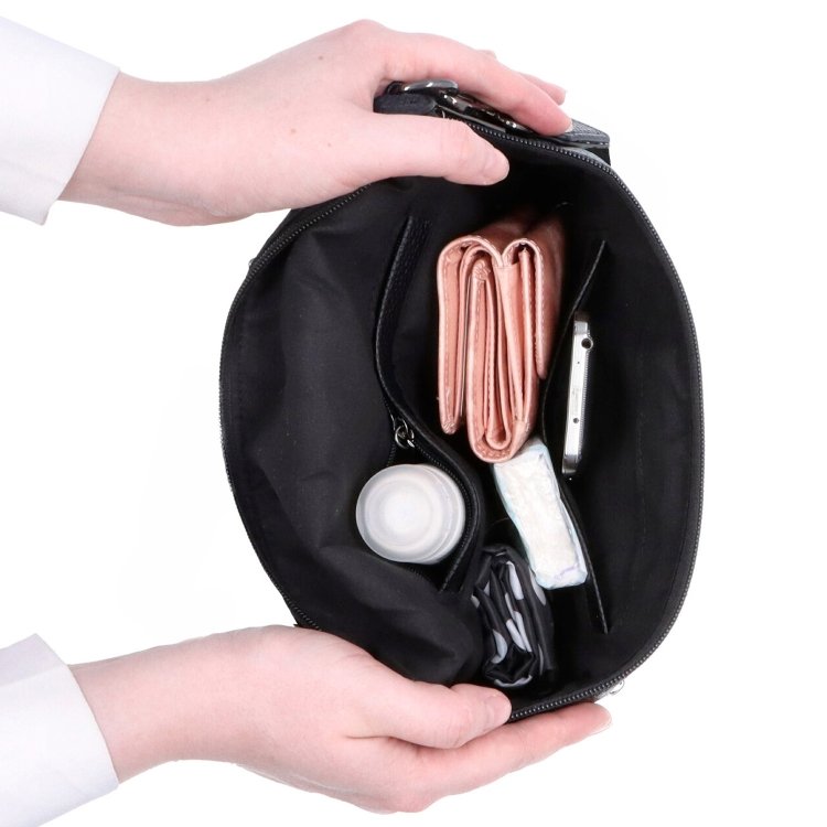 Praktická ľadvinka s viacerými vreckami zo syntetického materiálu Carmelo materiál syntetická koža zapínanie na zips farba čierna veľkosť malá 4330 C Vnútro