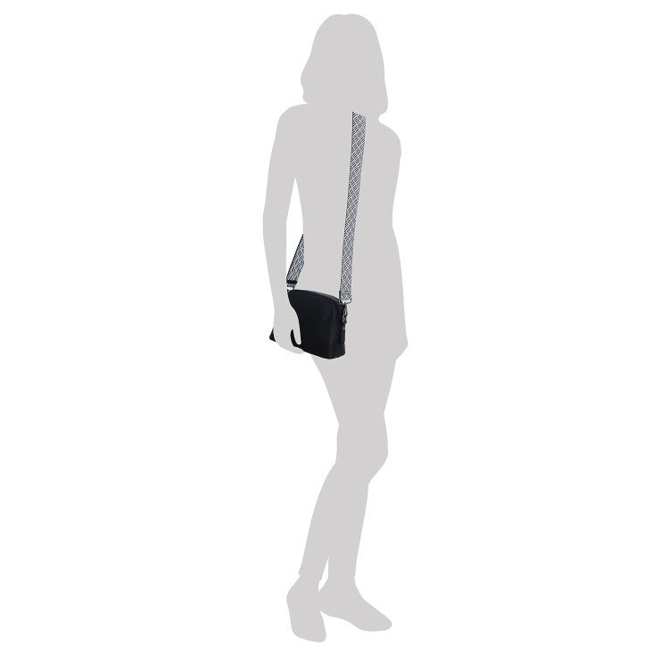 Malá crossbody kabelka so širokým popruhom Carmelo materiál syntetická koža zapínanie na zips farba čierna veľkosť malá 4355 C Na postave