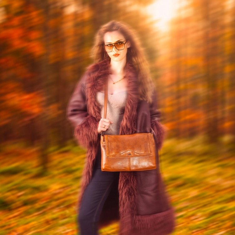Crossbody kabelka z pravej kože s chlopňou Noelia Bolger materiál kože zapínanie s chlopňou farba koňaková veľkosť stredná NB 2024 KO Lifestyle