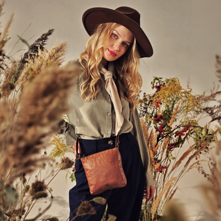 Elegantná kožená crossbody kabelka Noelia Bolger materiál kože zapínanie na zips farba koňaková veľkosť malá NB 2415 KO Lifestyle