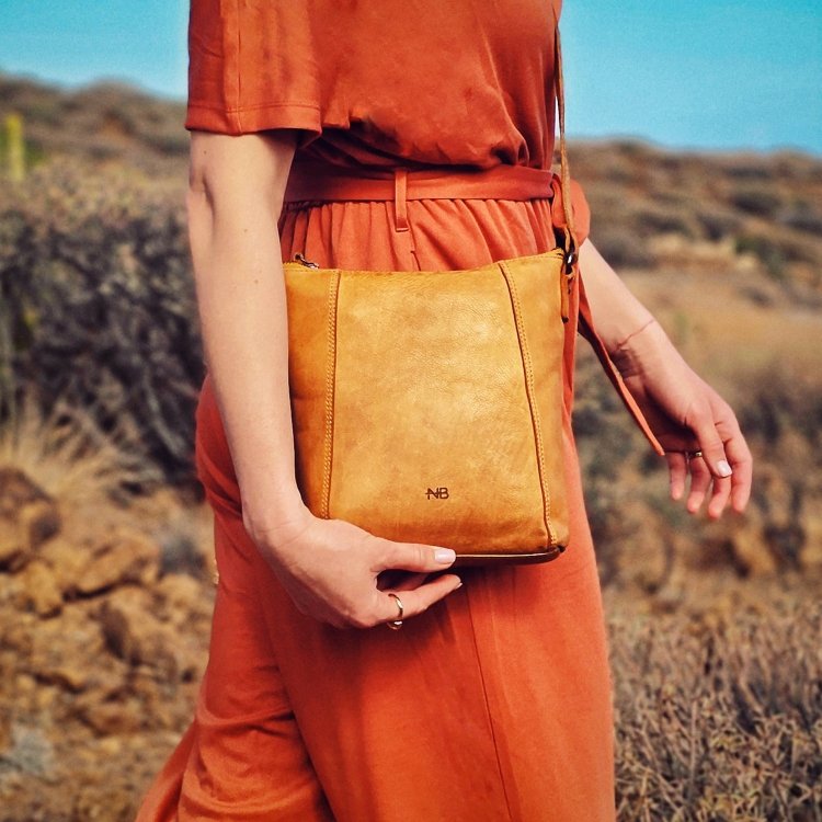Malá kožená crossbody s prešívaním Noelia Bolger materiál kože zapínanie na zips farba žltá veľkosť malá NB 2086 ZLU Lifestyle