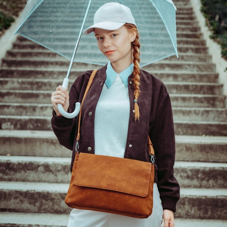 Praktická kabelka s chlopňou a premysleným usporiadaním Tangerin materiál syntetická koža zapínanie s chlopňou farba koňaková veľkosť stredná 1122 KA Lifestyle