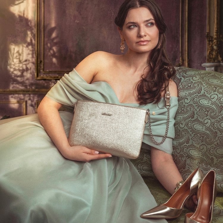 Elegantná crossbody kabelka s jemným leskom Le Sands materiál syntetická koža zapínanie na zips farba metalíza veľkosť malá 4608 ZL Lifestyle
