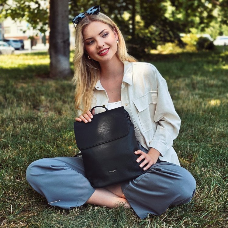 Mestský batoh s chlopňou a magnetom Tangerin materiál syntetická koža zapínanie na zips farba čierna veľkosť stredná 8006 C Lifestyle