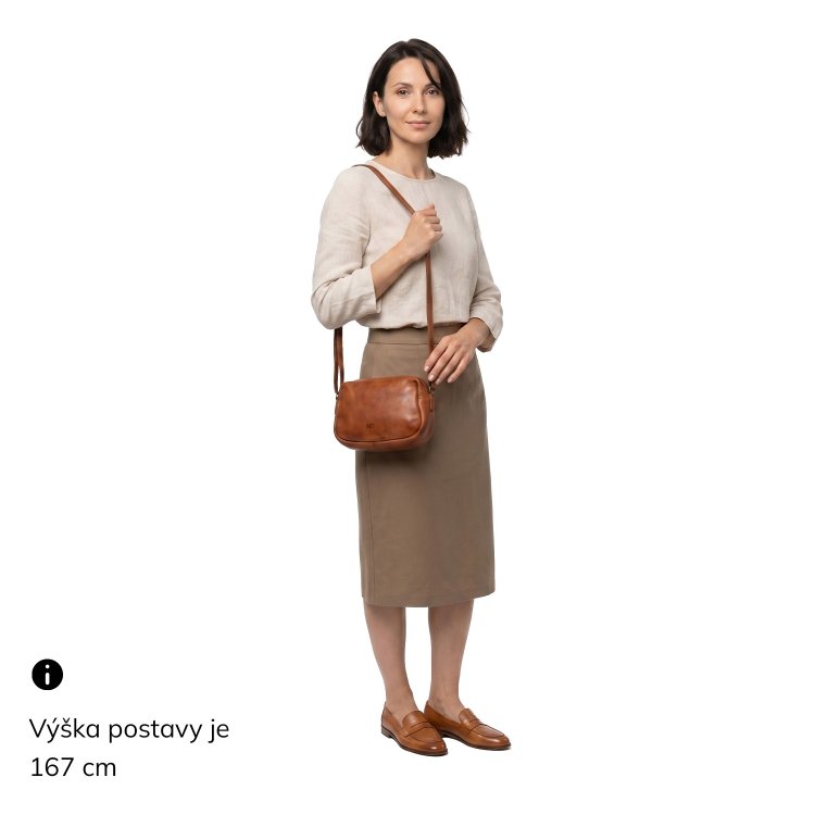 Minimalistická kožená crossbody kabelka Noelia Bolger materiál kože zapínanie na zips farba koňaková veľkosť malá NB 2417 KO Na postave