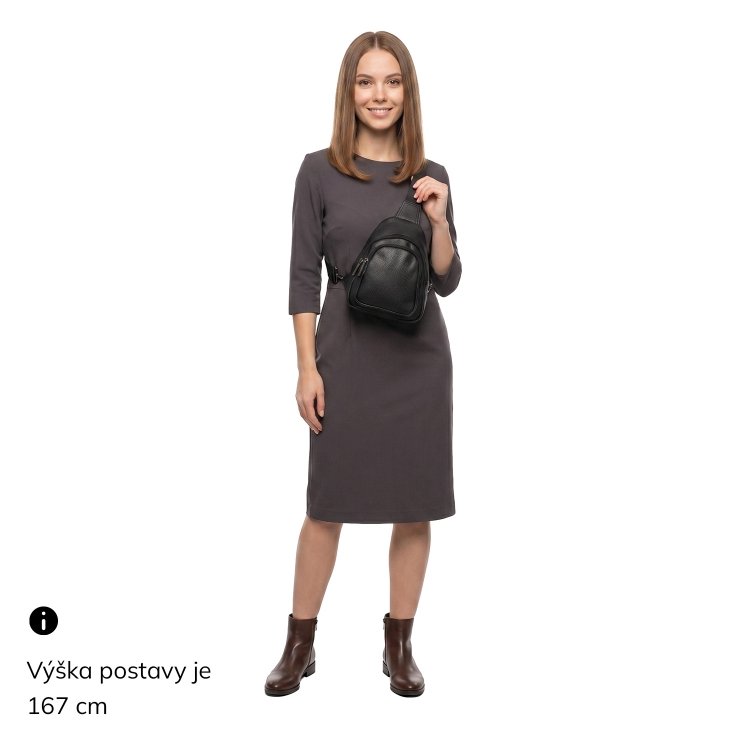 Moderná taška na telo zo syntetického materiálu Carmelo materiál syntetická koža zapínanie na zips farba čierna veľkosť malá 4364 C Na postave
